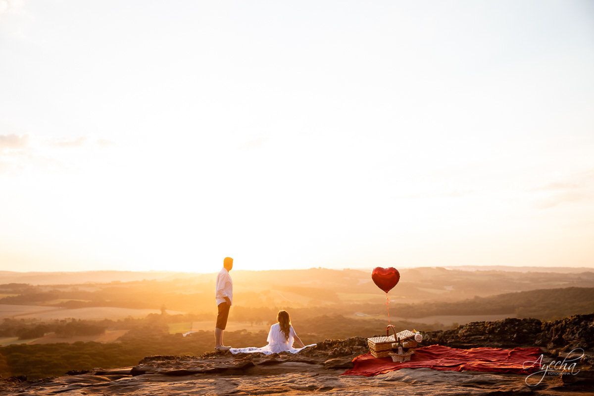 Ensaio de casal; Recanto das Pedras; Ensaio na Lapa; Casal Curitiba; Fotografa de casais; Fotografa Piraquara; Ensaio romântico; Pré wedding Curitiba; Ensaio Araucária; Ensaio de casamento; Vestido de noiva; Ensaio externo; Fotografa Curitiba; Pôr do sol;