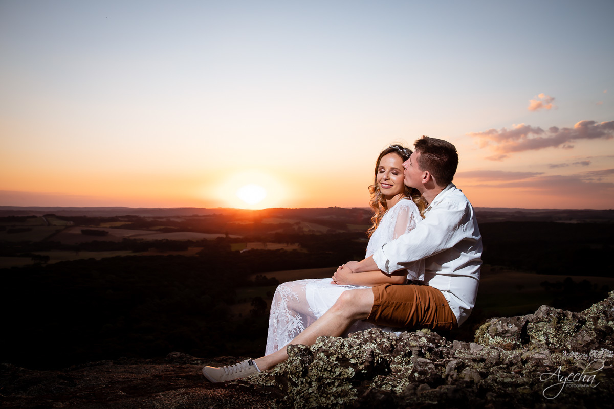 Ensaio de casal; Recanto das Pedras; Ensaio na Lapa; Casal Curitiba; Fotografa de casais; Fotografa Piraquara; Ensaio romântico; Pré wedding Curitiba; Ensaio Araucária; Ensaio de casamento; Vestido de noiva; Ensaio externo; Fotografa Curitiba; Pôr do sol;