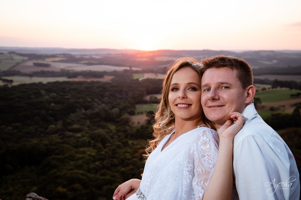 Ensaio de casal; Recanto das Pedras; Ensaio na Lapa; Casal Curitiba; Fotografa de casais; Fotografa Piraquara; Ensaio romântico; Pré wedding Curitiba; Ensaio Araucária; Ensaio de casamento; Vestido de noiva; Ensaio externo; Fotografa Curitiba; Pôr do sol;