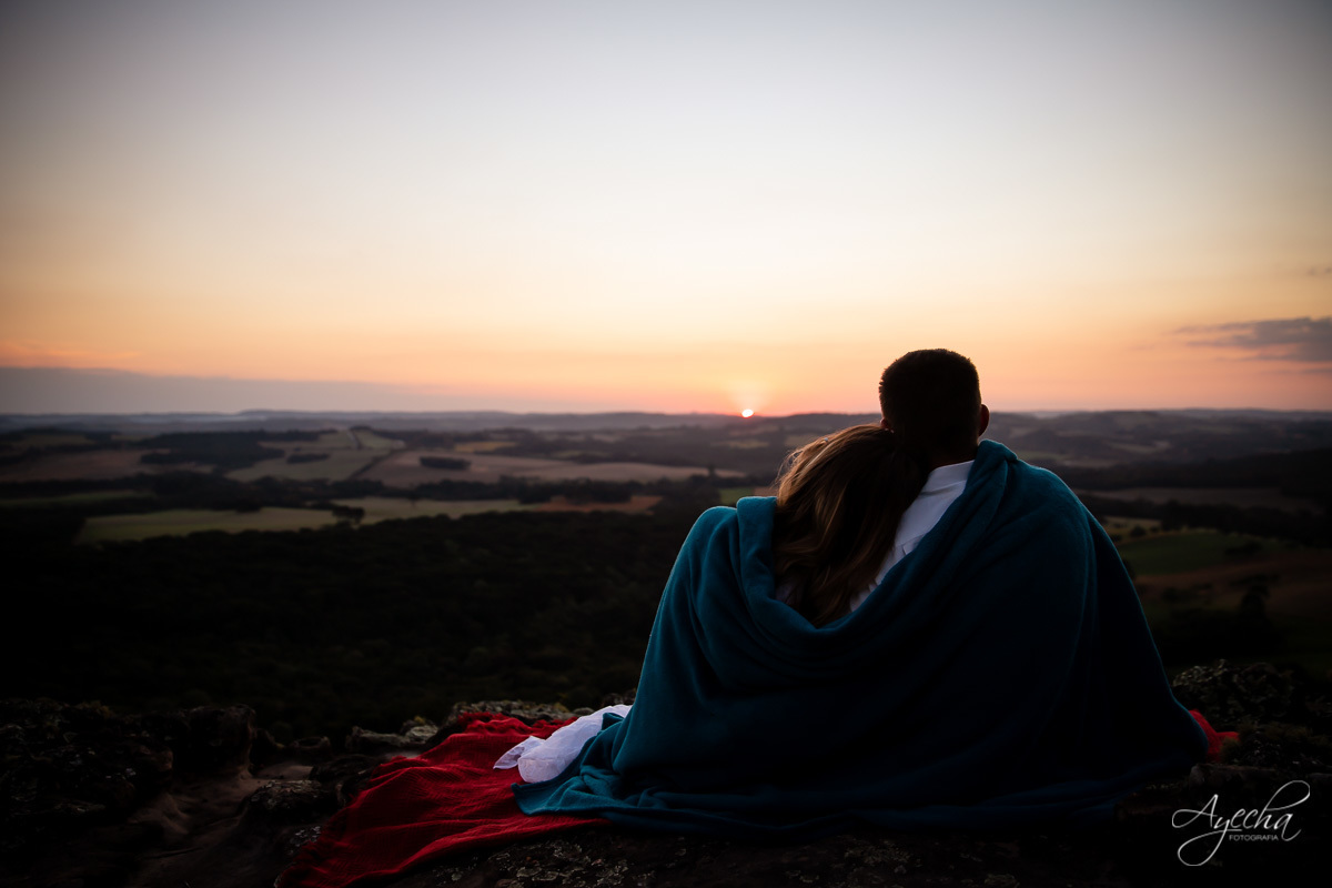 Ensaio de casal; Recanto das Pedras; Ensaio na Lapa; Casal Curitiba; Fotografa de casais; Fotografa Piraquara; Ensaio romântico; Pré wedding Curitiba; Ensaio Araucária; Ensaio de casamento; Vestido de noiva; Ensaio externo; Fotografa Curitiba; Pôr do sol;