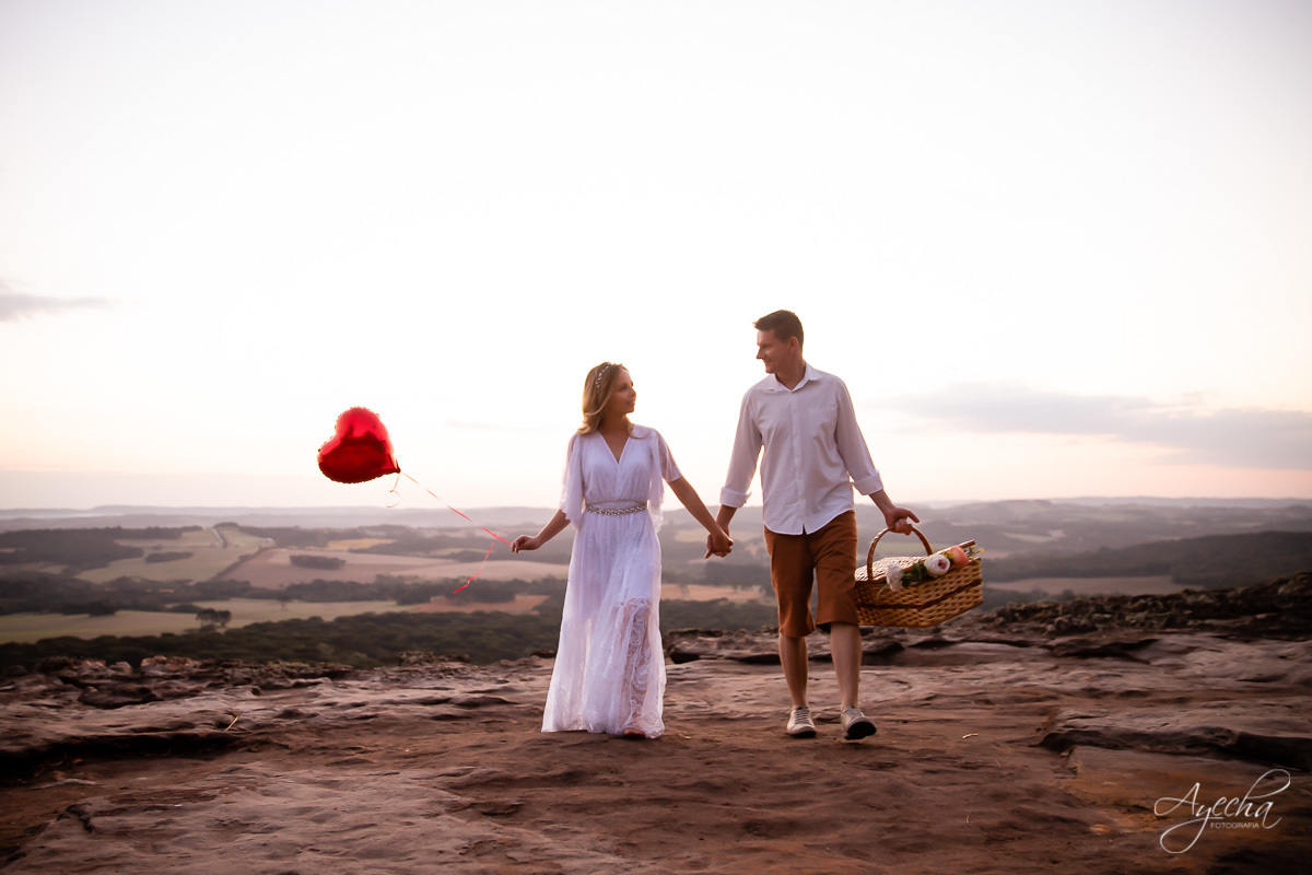 Ensaio de casal; Recanto das Pedras; Ensaio na Lapa; Casal Curitiba; Fotografa de casais; Fotografa Piraquara; Ensaio romântico; Pré wedding Curitiba; Ensaio Araucária; Ensaio de casamento; Vestido de noiva; Ensaio externo; Fotografa Curitiba; Pôr do sol;