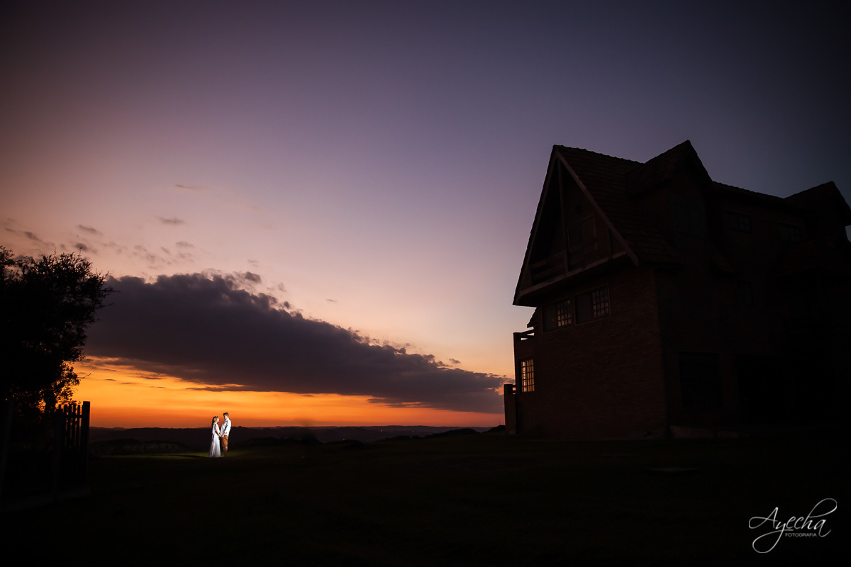 Ensaio de casal; Recanto das Pedras; Ensaio na Lapa; Casal Curitiba; Fotografa de casais; Fotografa Piraquara; Ensaio romântico; Pré wedding Curitiba; Ensaio Araucária; Ensaio de casamento; Vestido de noiva; Ensaio externo; Fotografa Curitiba; Pôr do sol;