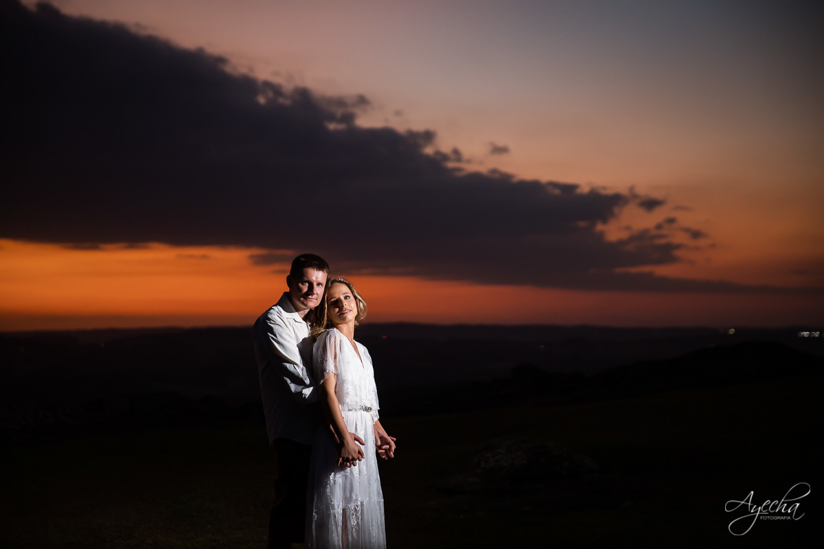 Ensaio de casal; Recanto das Pedras; Ensaio na Lapa; Casal Curitiba; Fotografa de casais; Fotografa Piraquara; Ensaio romântico; Pré wedding Curitiba; Ensaio Araucária; Ensaio de casamento; Vestido de noiva; Ensaio externo; Fotografa Curitiba; Pôr do sol;