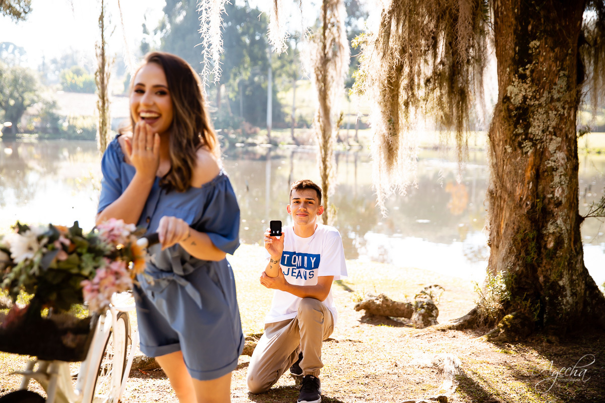 Pedido de casamento; Pedido surpresa; Pedido de casamento Curitiba; Ela disse sim; Oficialmente noivos; Ensaio casal; Chácara Ienkot; Ensaio casal; Fotografa Piraquara; Fotografa de casais Curitiba; Agora sou noiva; Noivas Curitiba; Inspiração de pedido;