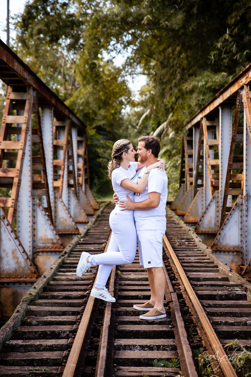 Ensaio casal; Ensaio em Morretes; Noivos Curitiba; Fotografa de casais Curitiba; Pré wedding Paranaguá; Pré casamento; Registrando amor; Ensaio externo; Ensaio Antonina; Casamentos Curitiba; Fotografa Piraquara; Ensaios linha do trem; 