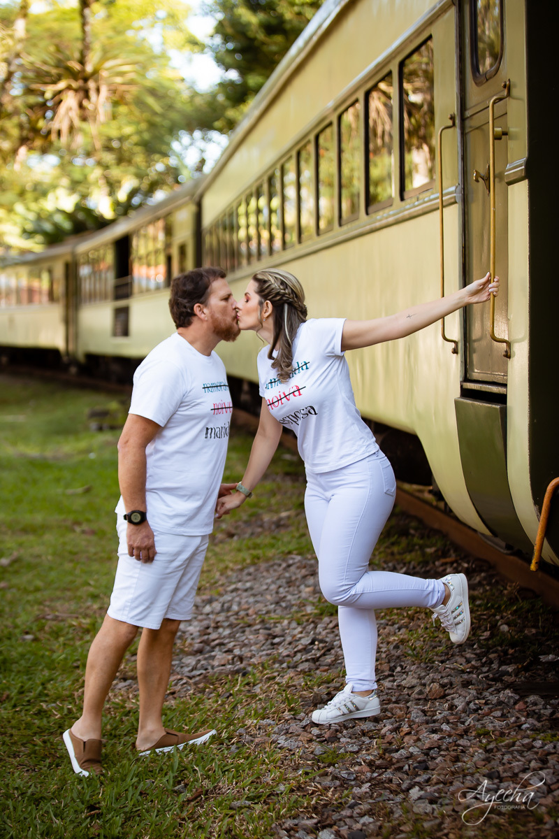 Ensaio casal; Ensaio em Morretes; Noivos Curitiba; Fotografa de casais Curitiba; Pré wedding Paranaguá; Pré casamento; Registrando amor; Ensaio externo; Ensaio Antonina; Casamentos Curitiba; Fotografa Piraquara; Ensaios linha do trem; 