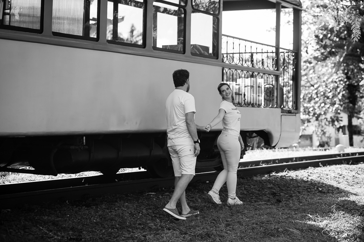 Ensaio casal; Ensaio em Morretes; Noivos Curitiba; Fotografa de casais Curitiba; Pré wedding Paranaguá; Pré casamento; Registrando amor; Ensaio externo; Ensaio Antonina; Casamentos Curitiba; Fotografa Piraquara; Ensaios linha do trem; Casal apaixonado; 