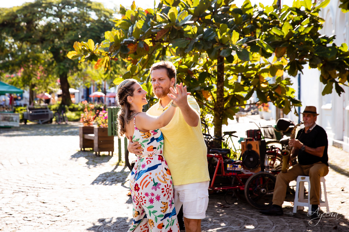 Ensaio casal; Ensaio em Morretes; Noivos Curitiba; Fotografa de casais Curitiba; Pré wedding Paranaguá; Pré casamento; Registrando amor; Ensaio externo; Ensaio Antonina; Casamentos Curitiba; Fotografa Piraquara; Valsa dos noivos; Dança na rua; 