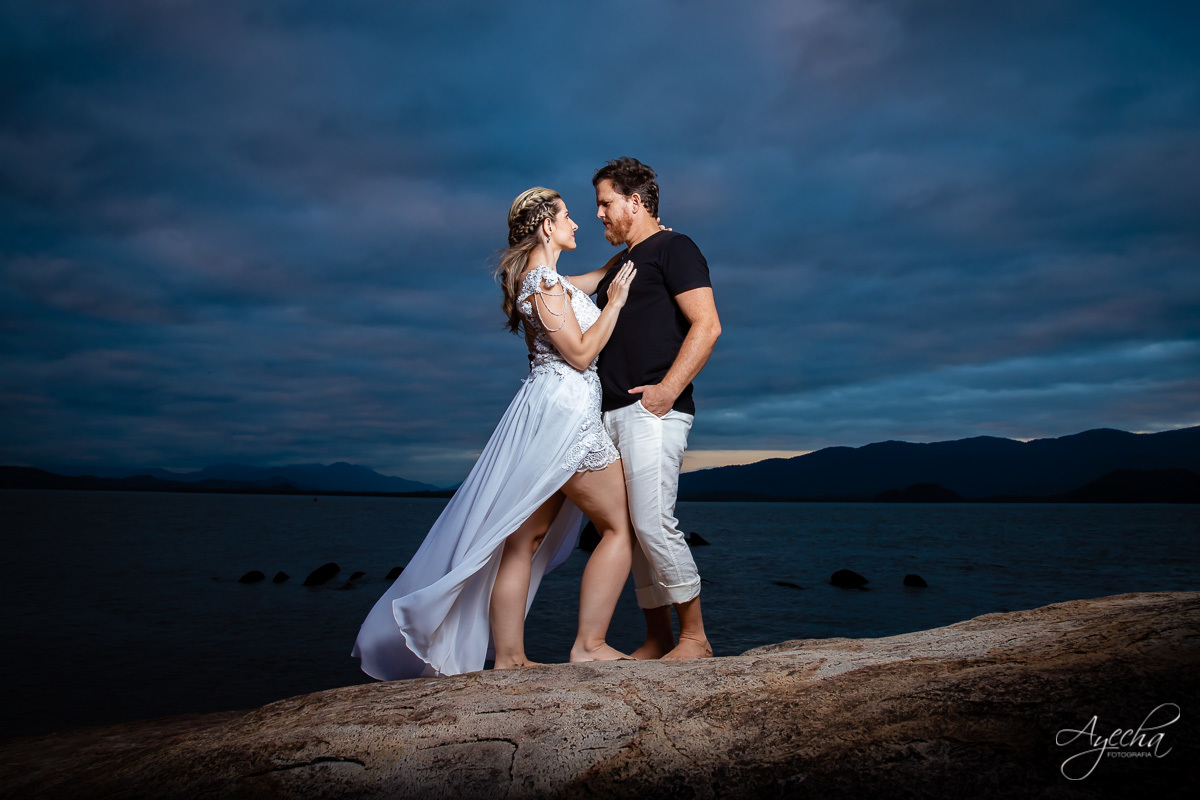 Ensaio casal; Ensaio em Morretes; Noivos Curitiba; Fotografa de casais Curitiba; Pré wedding Paranaguá; Pré casamento; Registrando amor; Ensaio externo; Ensaio Antonina; Casamentos Curitiba; Fotografa Piraquara; Ponta da pita; Ensaio praia; Pôr do sol;