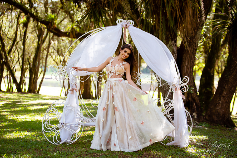 Ensaio de 15 anos; Inspiração 15 anos; Fotografa Curitiba; Fotografa debutante; Chácara Ienkot; 15 anos Curitiba; Fotografa Piraquara; Meus 15 anos; 15 anos dos sonhos; Ensaios São José dos Pinhais; Carruagem princesa; Vestidos 15 anos; Ensaio externo; 