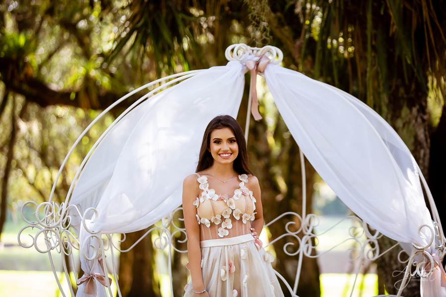 Ensaio de 15 anos; Inspiração 15 anos; Fotografa Curitiba; Fotografa debutante; Chácara Ienkot; 15 anos Curitiba; Fotografa Piraquara; Meus 15 anos; 15 anos dos sonhos; Ensaios São José dos Pinhais; Carruagem princesa; Vestidos 15 anos; Ensaio externo; 