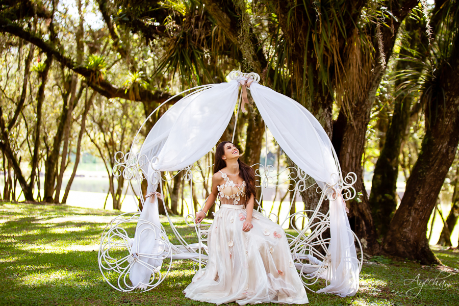 Ensaio de 15 anos; Inspiração 15 anos; Fotografa Curitiba; Fotografa debutante; Chácara Ienkot; 15 anos Curitiba; Fotografa Piraquara; Meus 15 anos; 15 anos dos sonhos; Ensaios São José dos Pinhais; Carruagem princesa; Vestidos 15 anos; Ensaio externo; 