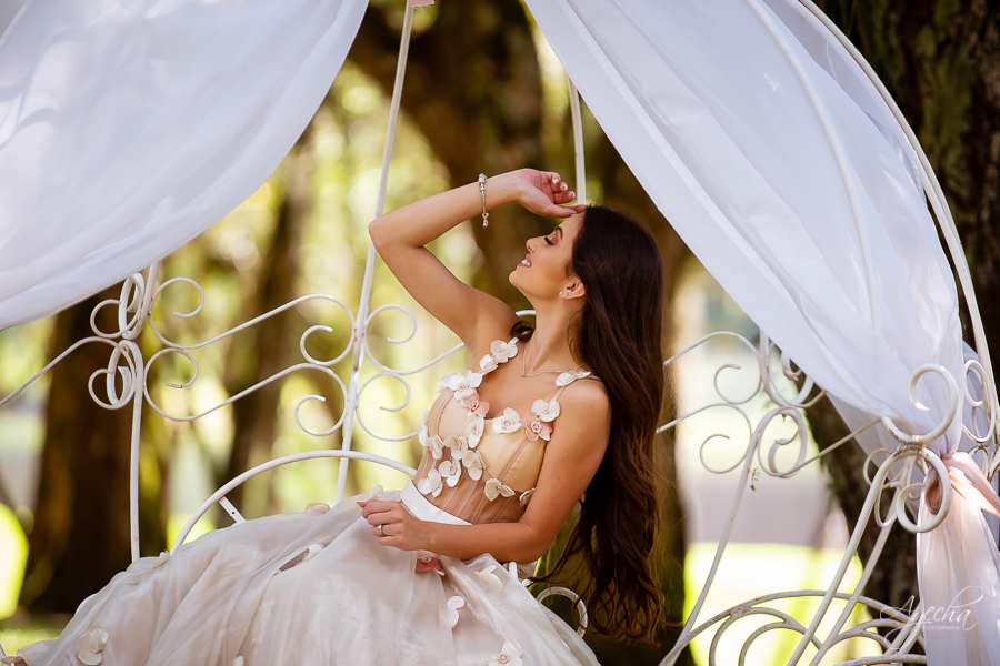 Ensaio de 15 anos; Inspiração 15 anos; Fotografa Curitiba; Fotografa debutante; Chácara Ienkot; 15 anos Curitiba; Fotografa Piraquara; Meus 15 anos; 15 anos dos sonhos; Ensaios São José dos Pinhais; Carruagem princesa; Vestidos 15 anos; Ensaio externo; 