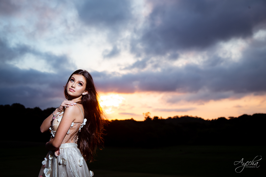 Ensaio de 15 anos; Inspiração 15 anos; Fotografa Curitiba; Fotografa debutante; Chácara Ienkot; 15 anos Curitiba; Fotografa Piraquara; Meus 15 anos; 15 anos dos sonhos; Ensaios São José dos Pinhais; Ensaio romântico; Ensaio campo; Pôr do sol;  