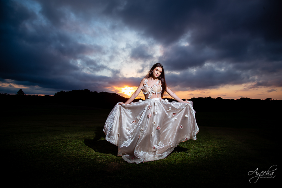 Ensaio de 15 anos; Inspiração 15 anos; Fotografa Curitiba; Fotografa debutante; Chácara Ienkot; 15 anos Curitiba; Fotografa Piraquara; Meus 15 anos; 15 anos dos sonhos; Ensaios São José dos Pinhais; Ensaio romântico; Ensaio campo; Pôr do sol;  