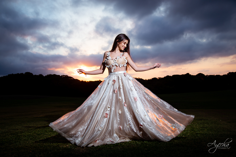 Ensaio de 15 anos; Inspiração 15 anos; Fotografa Curitiba; Fotografa debutante; Chácara Ienkot; 15 anos Curitiba; Fotografa Piraquara; Meus 15 anos; 15 anos dos sonhos; Ensaios São José dos Pinhais; Ensaio romântico; Ensaio campo; Pôr do sol;  