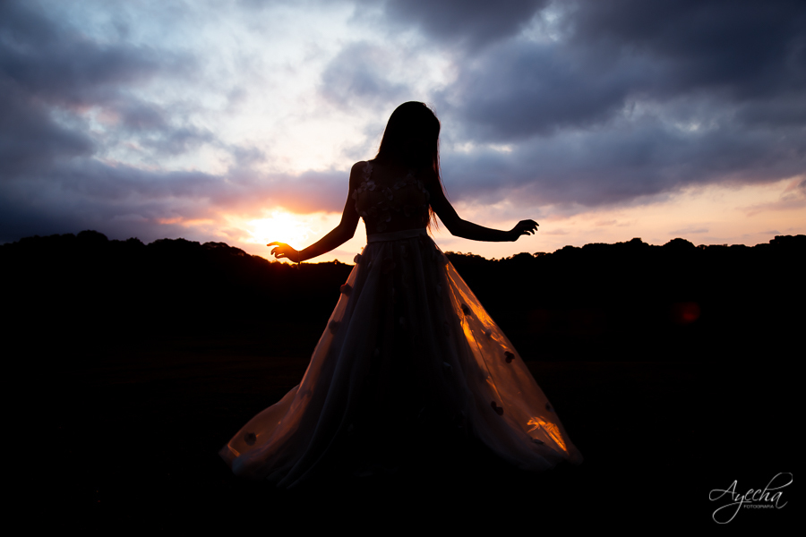 Ensaio de 15 anos; Inspiração 15 anos; Fotografa Curitiba; Fotografa debutante; Chácara Ienkot; 15 anos Curitiba; Fotografa Piraquara; Meus 15 anos; 15 anos dos sonhos; Ensaios São José dos Pinhais; Ensaio romântico; Ensaio campo; Pôr do sol;  