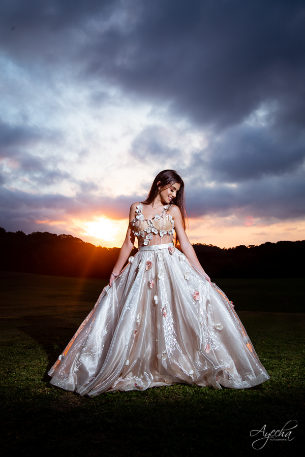 Ensaio de 15 anos; Inspiração 15 anos; Fotografa Curitiba; Fotografa debutante; Chácara Ienkot; 15 anos Curitiba; Fotografa Piraquara; Meus 15 anos; 15 anos dos sonhos; Ensaios São José dos Pinhais; Ensaio romântico; Ensaio campo; Pôr do sol;  