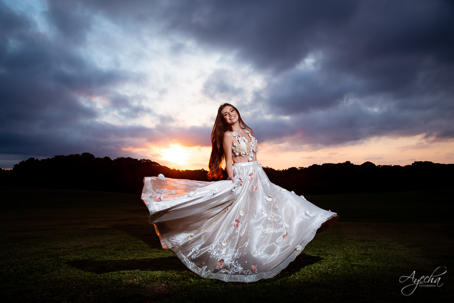 Ensaio de 15 anos; Inspiração 15 anos; Fotografa Curitiba; Fotografa debutante; Chácara Ienkot; 15 anos Curitiba; Fotografa Piraquara; Meus 15 anos; 15 anos dos sonhos; Ensaios São José dos Pinhais; Ensaio romântico; Ensaio campo; Pôr do sol;  