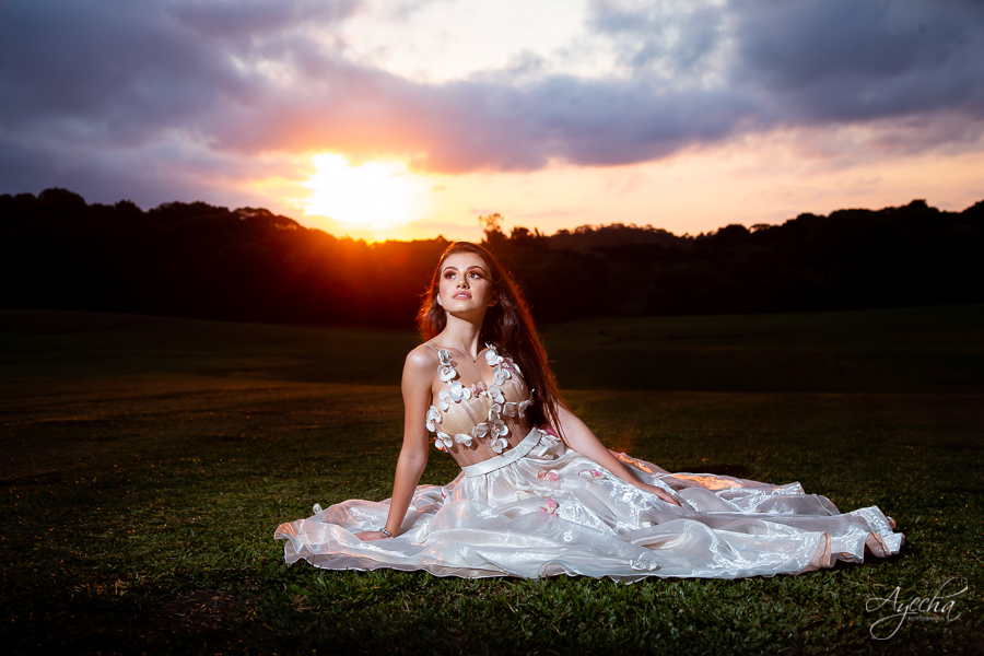 Ensaio de 15 anos; Inspiração 15 anos; Fotografa Curitiba; Fotografa debutante; Chácara Ienkot; 15 anos Curitiba; Fotografa Piraquara; Meus 15 anos; 15 anos dos sonhos; Ensaios São José dos Pinhais; Ensaio romântico; Ensaio campo; Pôr do sol;  