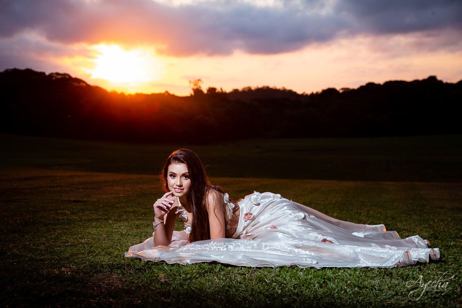 Ensaio de 15 anos; Inspiração 15 anos; Fotografa Curitiba; Fotografa debutante; Chácara Ienkot; 15 anos Curitiba; Fotografa Piraquara; Meus 15 anos; 15 anos dos sonhos; Ensaios São José dos Pinhais; Ensaio romântico; Ensaio campo; Pôr do sol;  