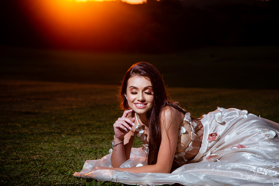 Ensaio de 15 anos; Inspiração 15 anos; Fotografa Curitiba; Fotografa debutante; Chácara Ienkot; 15 anos Curitiba; Fotografa Piraquara; Meus 15 anos; 15 anos dos sonhos; Ensaios São José dos Pinhais; Ensaio romântico; Ensaio campo; Pôr do sol;  