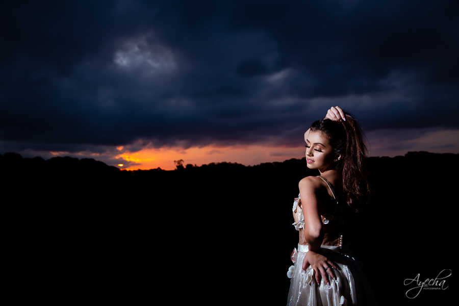 Ensaio de 15 anos; Inspiração 15 anos; Fotografa Curitiba; Fotografa debutante; Chácara Ienkot; 15 anos Curitiba; Fotografa Piraquara; Meus 15 anos; 15 anos dos sonhos; Ensaios São José dos Pinhais; Ensaio romântico; Ensaio campo; Pôr do sol;  