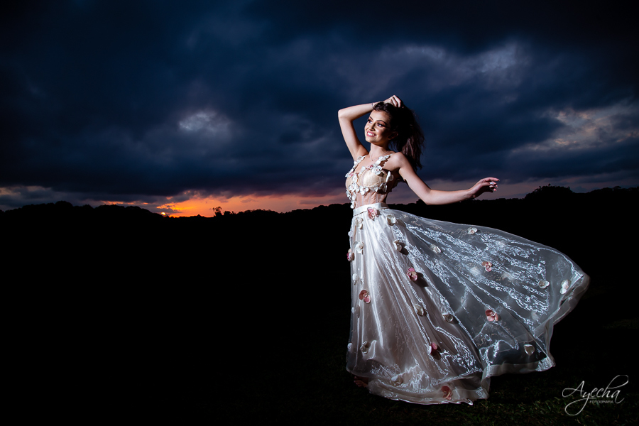 Ensaio de 15 anos; Inspiração 15 anos; Fotografa Curitiba; Fotografa debutante; Chácara Ienkot; 15 anos Curitiba; Fotografa Piraquara; Meus 15 anos; 15 anos dos sonhos; Ensaios São José dos Pinhais; Ensaio romântico; Ensaio campo; Pôr do sol;  