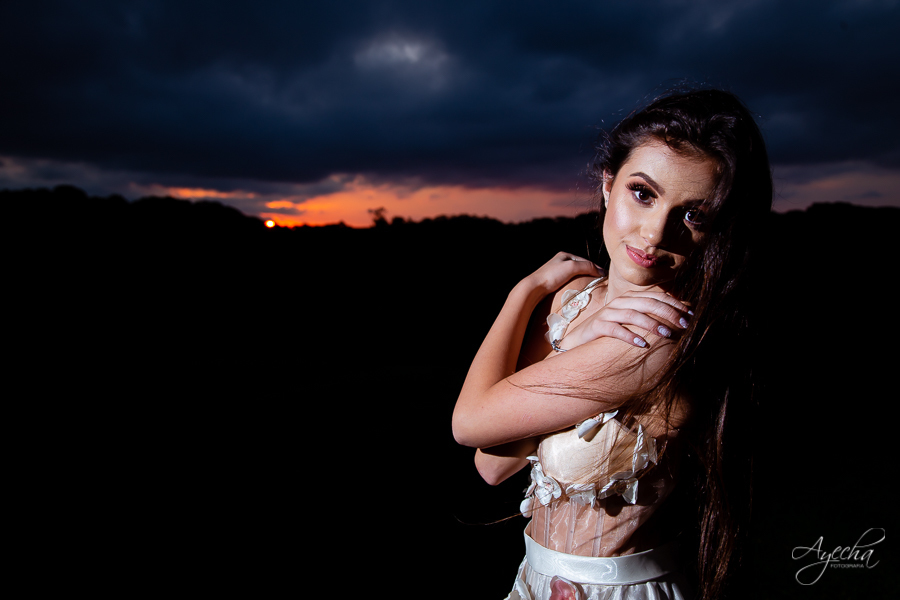 Ensaio de 15 anos; Inspiração 15 anos; Fotografa Curitiba; Fotografa debutante; Chácara Ienkot; 15 anos Curitiba; Fotografa Piraquara; Meus 15 anos; 15 anos dos sonhos; Ensaios São José dos Pinhais; Ensaio romântico; Ensaio campo; Pôr do sol;  