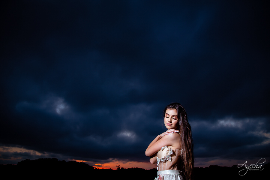 Ensaio de 15 anos; Inspiração 15 anos; Fotografa Curitiba; Fotografa debutante; Chácara Ienkot; 15 anos Curitiba; Fotografa Piraquara; Meus 15 anos; 15 anos dos sonhos; Ensaios São José dos Pinhais; Ensaio romântico; Ensaio campo; Pôr do sol;  