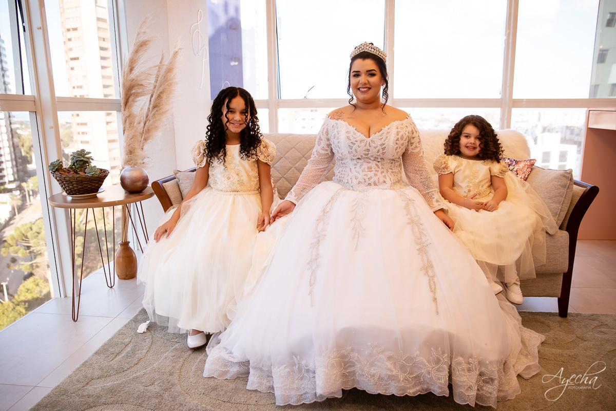 Dia da noiva; Making of da noiva; Preparativos de casamento; Noivas Curitiba; Vestido de noiva; Fotografa de casamento Curitiba; Fotografa Piraquara; Santa Mônica Clube de Campo; Casamentos Colombo; Casamento dos sonhos; Fotografa Colombo; 