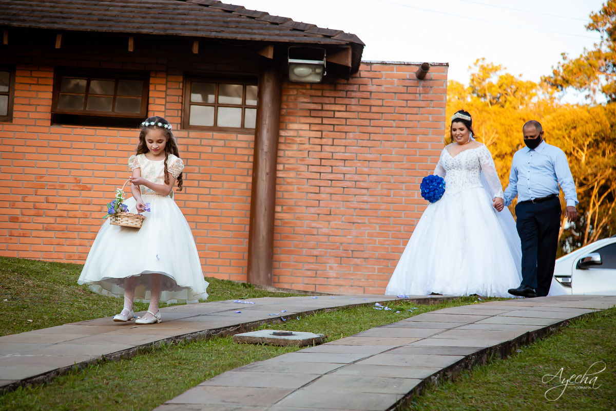 Dia da noiva; Preparativos de casamento; Noivas Curitiba; Vestido de noiva; Fotografa de casamento Curitiba; Fotografa Piraquara; Santa Mônica Clube de Campo; Casamentos Colombo; Casamento dos sonhos; Entrada da noiva;  Casamento ao ar livre;