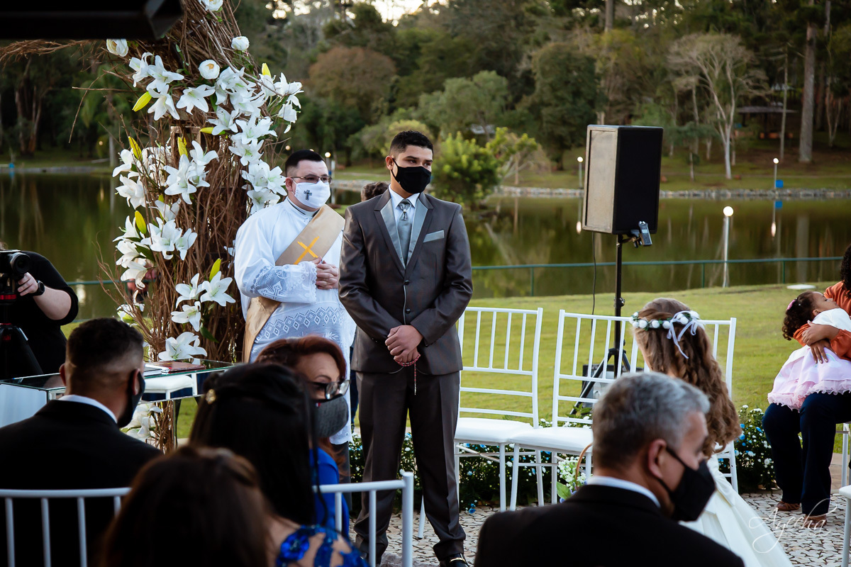 Dia dos noivos; Preparativos de casamento; Noivas Curitiba; Fotografa de casamento Curitiba; Fotografa Piraquara; Santa Mônica Clube de Campo; Casamentos Colombo; Casamento dos sonhos; Fotografa Colombo; Casamento ao ar livre; Emoção do noivo;