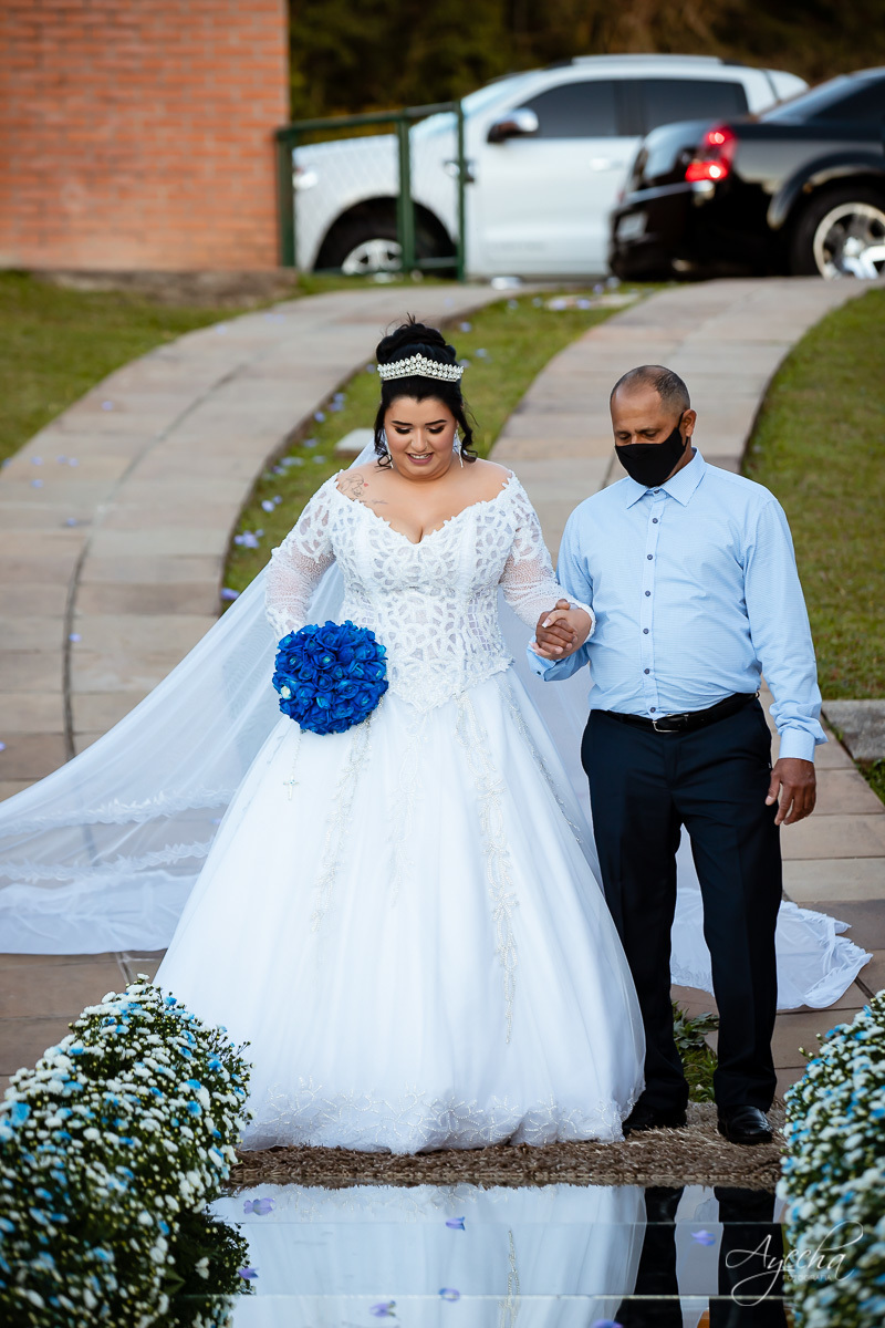 Dia da noiva; Buquê de noiva; Preparativos de casamento; Noivas Curitiba; Vestido de noiva; Fotografa de casamento Curitiba; Fotografa Piraquara; Santa Mônica Clube de Campo; Casamentos Colombo; Casamento dos sonhos; Entrada da noiva; 
