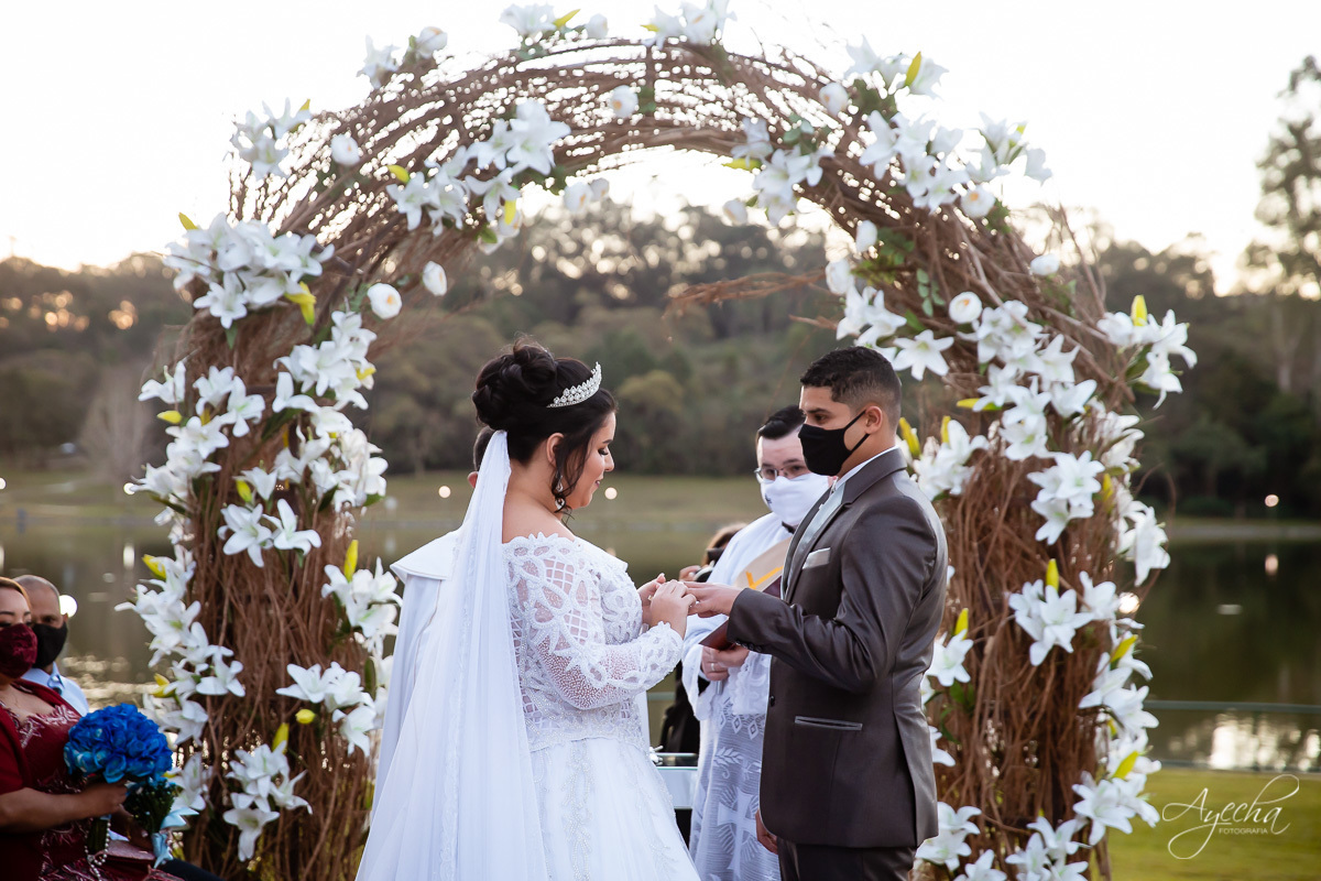 Alianças; Preparativos de casamento; Noivas Curitiba; Vestido de noiva; Fotografa de casamento Curitiba; Fotografa Piraquara; Santa Mônica Clube de Campo; Casamentos Colombo; Casamento dos sonhos; Buquê de noiva; Detalhes noivos; Casamento ar livre; 