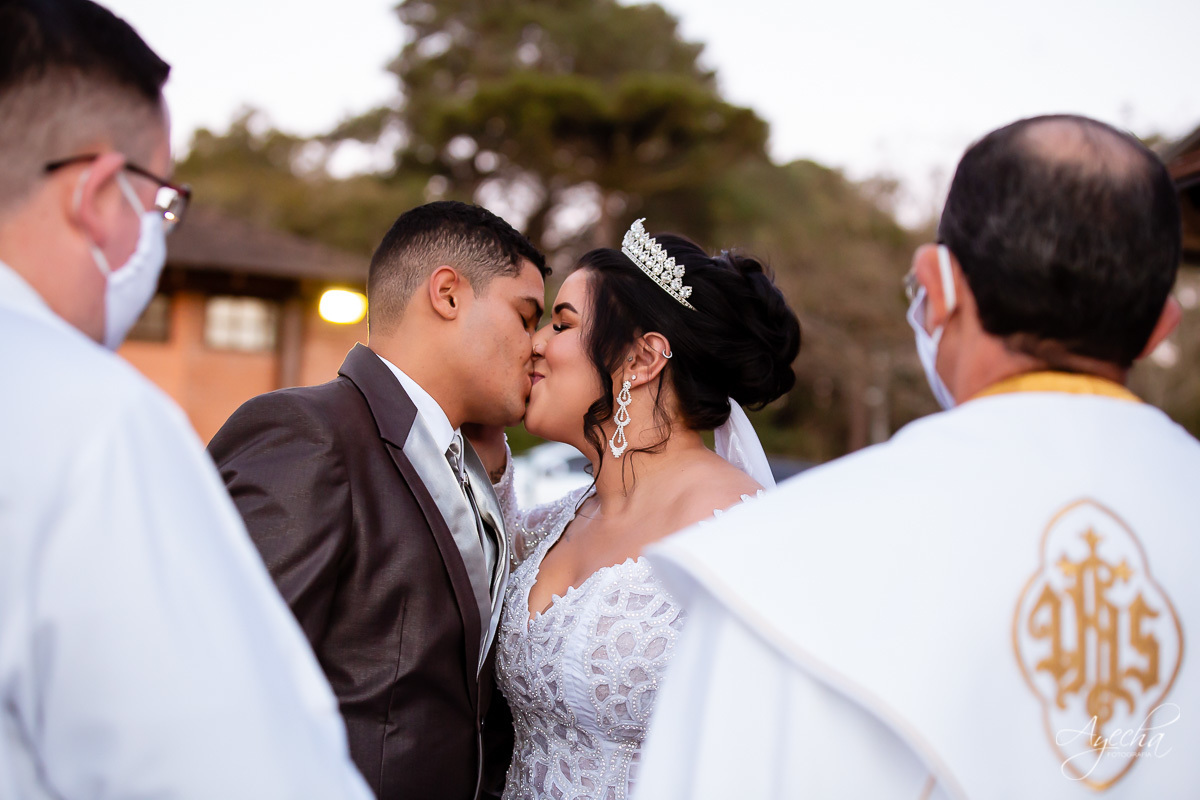 Alianças; Preparativos de casamento; Noivas Curitiba; Vestido de noiva; Fotografa de casamento Curitiba; Fotografa Piraquara; Santa Mônica Clube de Campo; Casamentos Colombo; Casamento dos sonhos; Beijos dos noivos; Detalhes noivos; Casamento ar livre; 