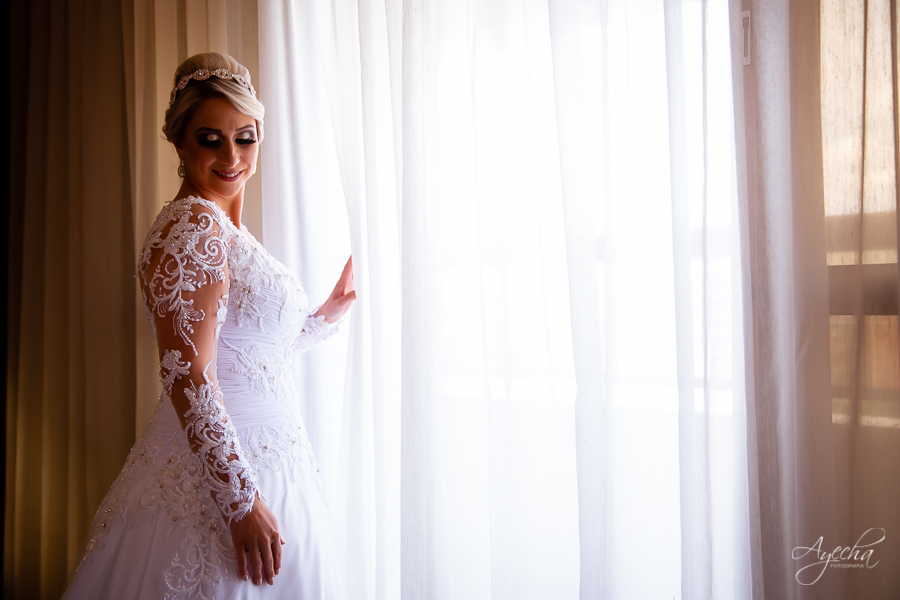 Makion of da noiva; Dia da noiva; Noivas Curitiba; Fotografa de casamento Curitiba; Fotografa Piraquara; Fotografa Colombo; Casamentos Curitiba; Bourbon Curitiba Convention Hotel; Vestidos de noiva; Maquiagem noivas; Preparativos da noiva; Buquê de noiva;