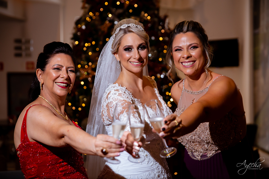 Makion of da noiva; Dia da noiva; Noivas Curitiba; Fotografa de casamento Curitiba; Fotografa Piraquara; Fotografa Colombo; Casamentos Curitiba; Bourbon Curitiba Convention Hotel; Vestidos de noiva; Maquiagem noivas; Preparativos da noiva; Buquê de noiva;