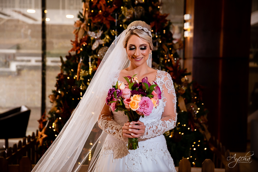 Makion of da noiva; Dia da noiva; Noivas Curitiba; Fotografa de casamento Curitiba; Fotografa Piraquara; Fotografa Colombo; Casamentos Curitiba; Bourbon Curitiba Convention Hotel; Vestidos de noiva; Maquiagem noivas; Preparativos da noiva; Buquê de noiva;