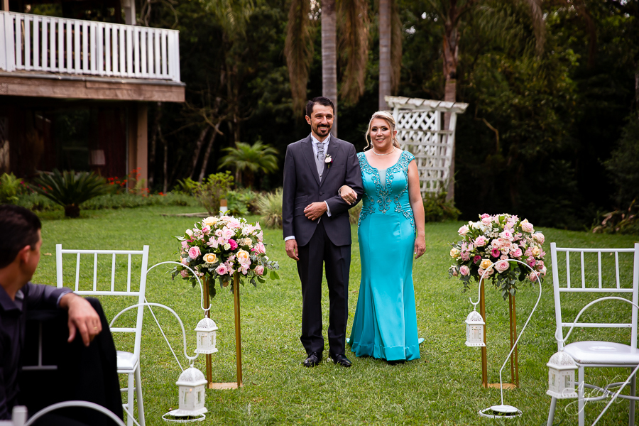 Chácara Mata Nativa Eventos; Casamento ar livre; Decoração de casamento; Fotografa de casamentos Colombo; Fotografa Curitiba; Casamento Colombo; Entrada do noivo; Casamento religioso; Casamento dos sonhos; Noivos Curitiba; Festa de casamento; 
