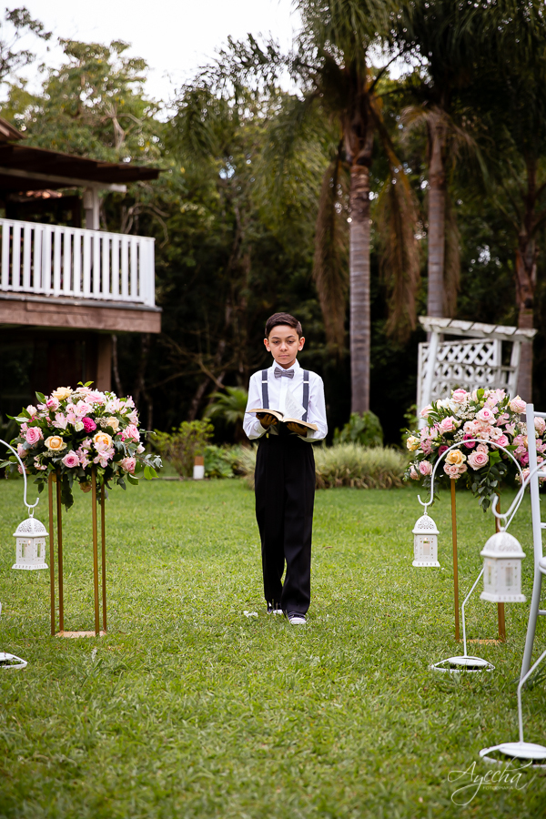 Chácara Mata Nativa Eventos; Casamento ar livre; Decoração de casamento; Fotografa de casamentos Colombo; Fotografa Curitiba; Casamento Colombo; Entrada do pajens e daminhas; Casamento religioso; Casamento dos sonhos; Noivos Curitiba; Festa de casamento; 