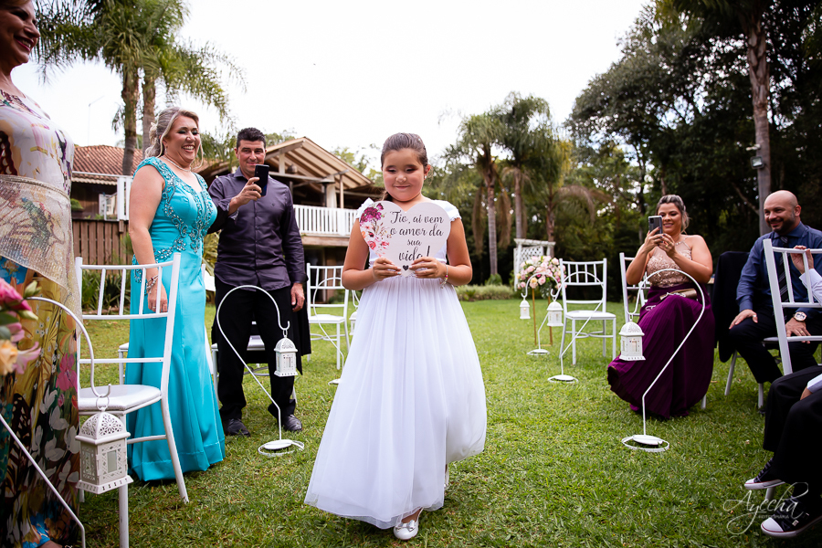 Chácara Mata Nativa Eventos; Casamento ar livre; Decoração de casamento; Fotografa de casamentos Colombo; Fotografa Curitiba; Casamento Colombo; Entrada do pajens e daminhas; Casamento religioso; Casamento dos sonhos; Noivos Curitiba; Festa de casamento; 