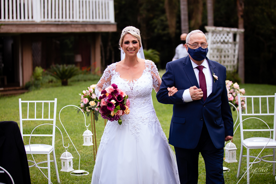 Chácara Mata Nativa Eventos; Casamento ar livre; Decoração de casamento; Fotografa de casamentos Colombo; Fotografa Curitiba; Casamento Colombo; Entrada da noiva; Casamento religioso; Casamento dos sonhos; Noivos Curitiba; Festa de casamento; 