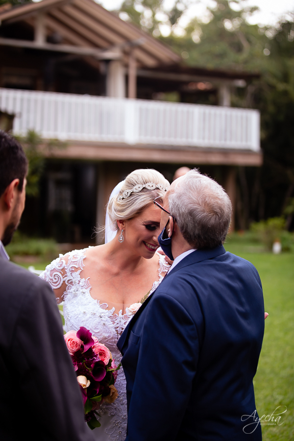 Chácara Mata Nativa Eventos; Casamento ar livre; Decoração de casamento; Fotografa de casamentos Colombo; Fotografa Curitiba; Casamento Colombo; Entrada da noiva; Casamento religioso; Casamento dos sonhos; Noivos Curitiba; Festa de casamento; 