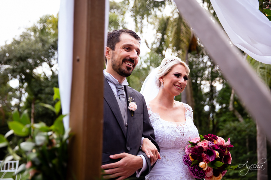 Chácara Mata Nativa Eventos; Casamento ar livre; Decoração de casamento; Fotografa de casamentos Colombo; Fotografa Curitiba; Casamento Colombo; Entrada da noiva; Casamento religioso; Casamento dos sonhos; Noivos Curitiba; Festa de casamento; 