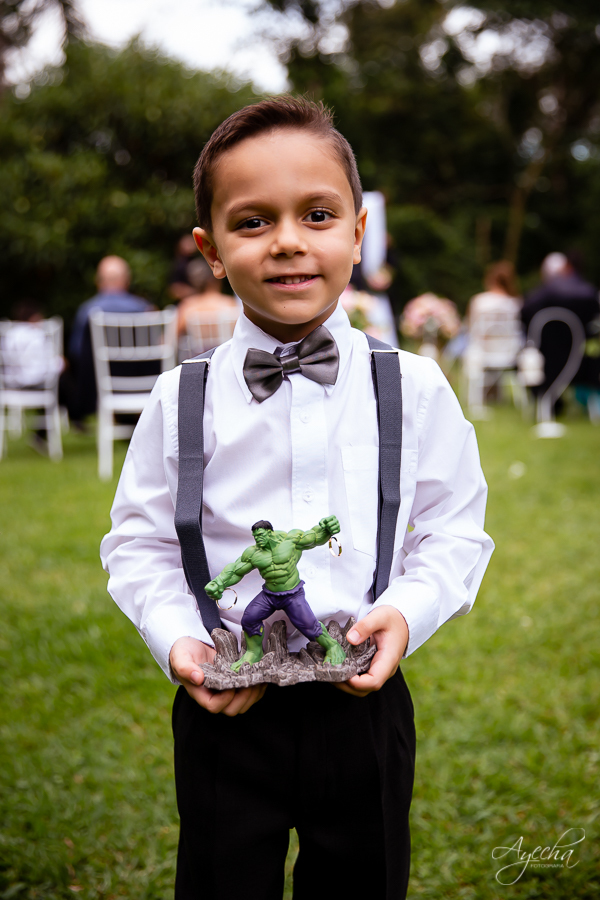 Chácara Mata Nativa Eventos; Casamento ar livre; Decoração de casamento; Fotografa de casamentos Colombo; Fotografa Curitiba; Casamento Colombo; Entrada das alianças; Casamento religioso; Casamento dos sonhos; Noivos Curitiba; Alianças criativas;