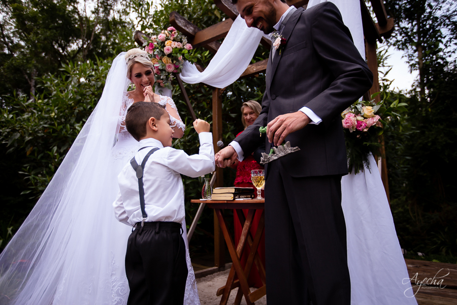 Chácara Mata Nativa Eventos; Casamento ar livre; Decoração de casamento; Fotografa de casamentos Colombo; Fotografa Curitiba; Casamento Colombo; Entrada das alianças; Casamento religioso; Casamento dos sonhos; Noivos Curitiba; Alianças criativas;