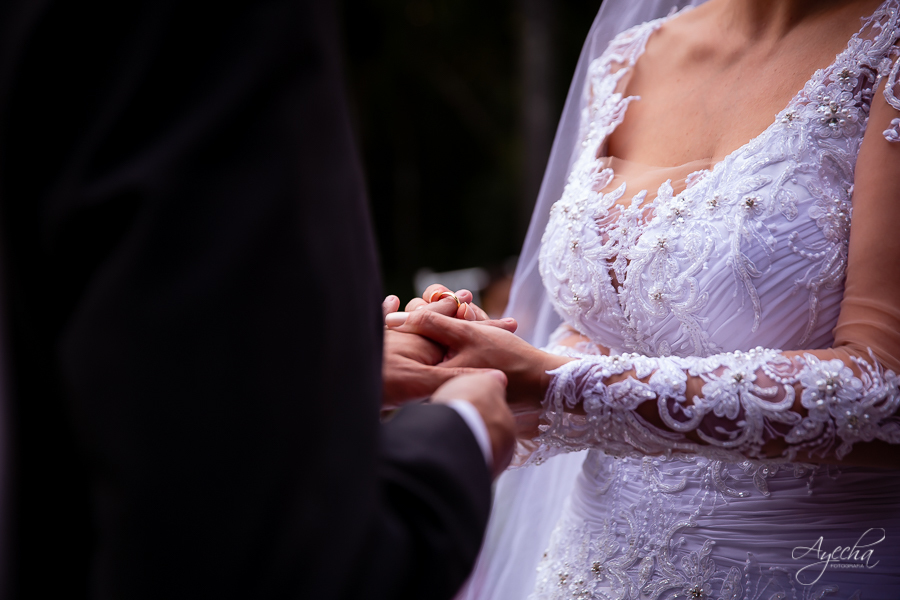 Chácara Mata Nativa Eventos; Casamento ar livre; Decoração de casamento; Fotografa de casamentos Colombo; Fotografa Curitiba; Casamento Colombo; Cerimonia religiosa; Casamento religioso; Casamento dos sonhos; Noivos Curitiba; Troca de alianças; 