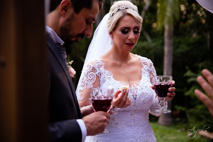 Chácara Mata Nativa Eventos; Casamento ar livre; Decoração de casamento; Fotografa de casamentos Colombo; Fotografa Curitiba; Casamento Colombo; Cerimonia religiosa; Casamento religioso; Casamento dos sonhos; Noivos Curitiba; Troca de alianças; 