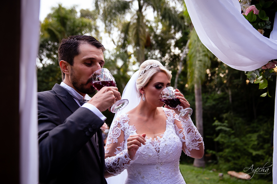 Chácara Mata Nativa Eventos; Casamento ar livre; Decoração de casamento; Fotografa de casamentos Colombo; Fotografa Curitiba; Casamento Colombo; Cerimonia religiosa; Casamento religioso; Casamento dos sonhos; Noivos Curitiba; Troca de alianças; 